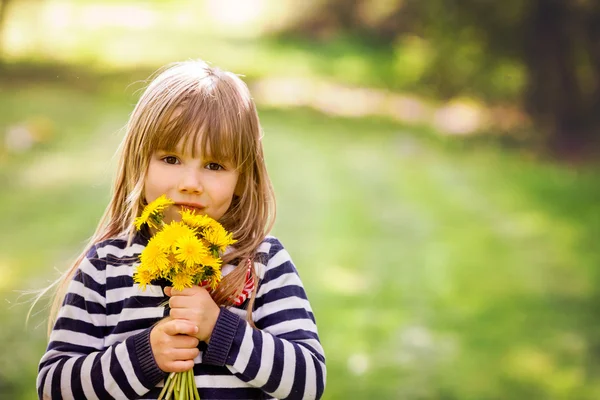 Beautiful little blonde girl, playing outdoor, springtime — Stok fotoğraf