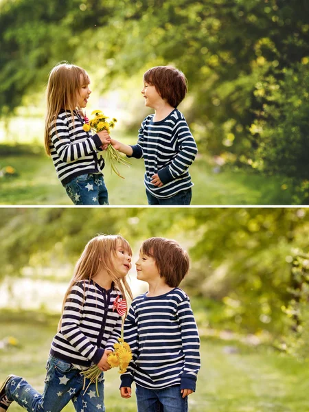 Schöner Junge und Mädchen in einem Park, Junge schenkt dem Mädchen Blumen — Stockfoto