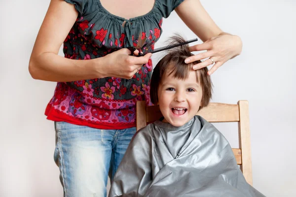 Lindo niño pequeño, con corte de pelo, sonriendo felizmente —  Fotos de Stock