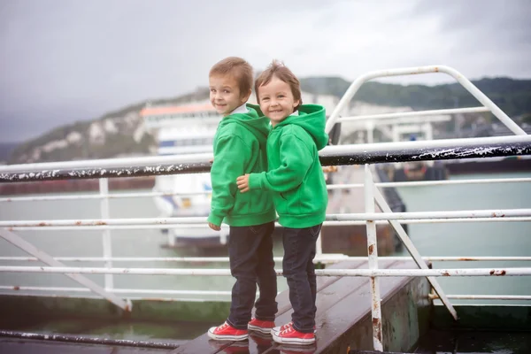 两个微笑的渡轮甲板上的小男孩 — 图库照片