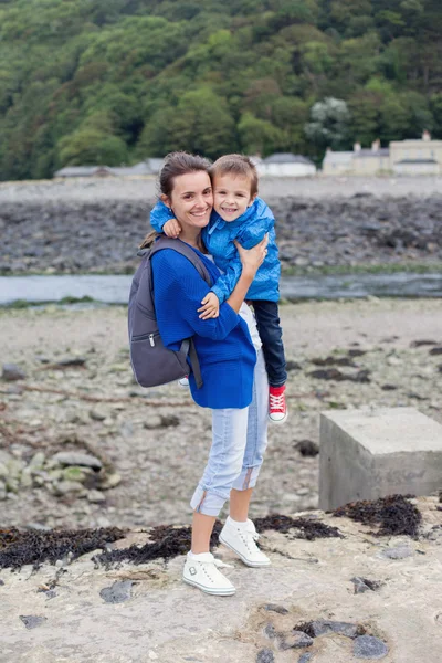 Retrato de la madre, sosteniendo a su hijo, sonriendo a la cámara —  Fotos de Stock