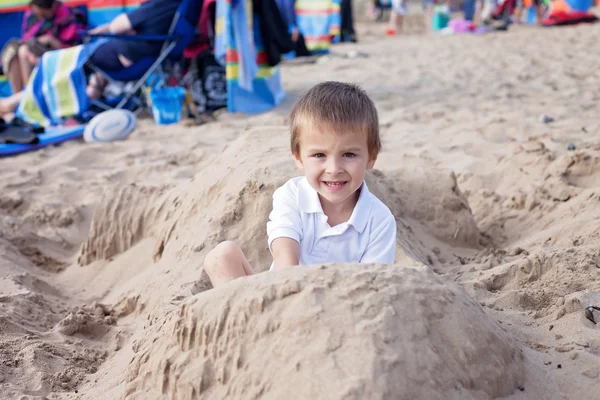 Adorable niño, jugando en la playa — Foto de Stock