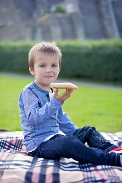 Junge isst nachmittags Pizza — Stockfoto