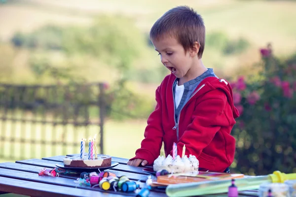 Niedlicher Junge, feiert seinen Geburtstag im Freien, Sommer — Stockfoto