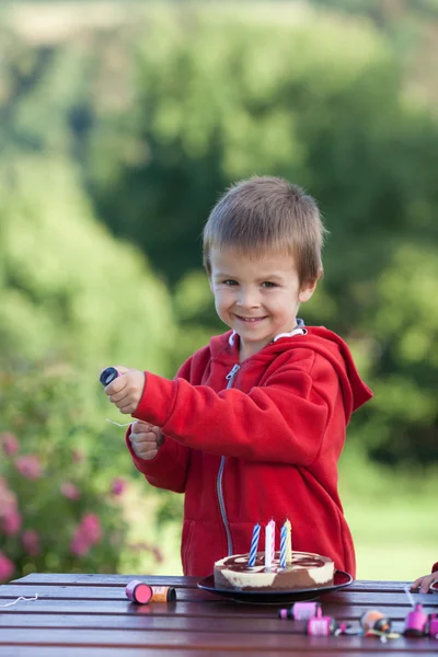 Ragazzo carino, festeggia il suo compleanno all'aperto, estate — Foto Stock