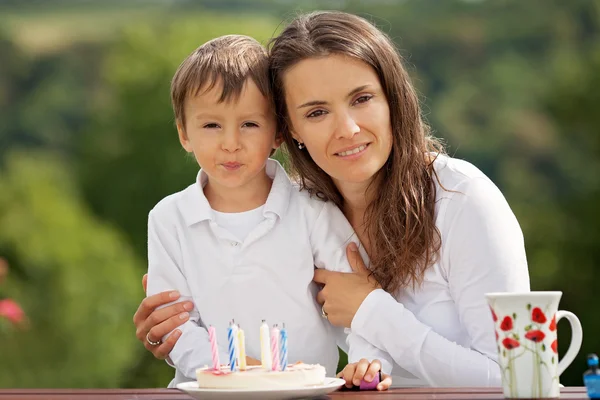 Мать и мальчик празднуют свой день рождения на открытом воздухе — стоковое фото