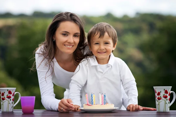 Mutter und Junge feiern Geburtstag im Freien — Stockfoto