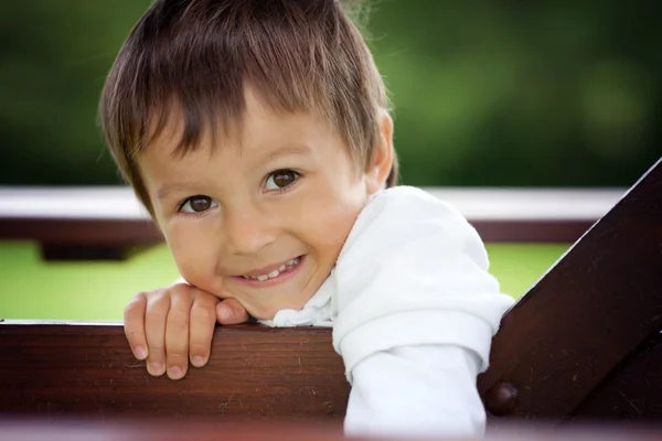 Nauwe portret van gelukkige kleine jongen — Stockfoto