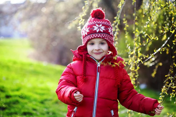 Rolig liten pojke, njuter soliga vårdag på park — Stockfoto