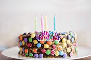 Mutlu doğum günü işareti ve çocuk mum pasta şeker