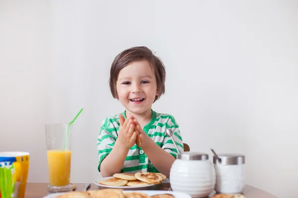 Dulce niño caucásico, comiendo panqueques — Foto de Stock