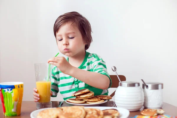 Söta lilla kaukasiska pojke, äta pannkakor — Stockfoto