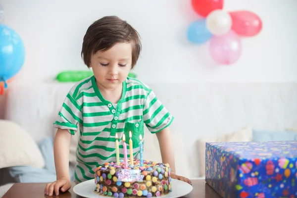 Vackra bedårande fyra-årig pojke i grön skjorta, firar — Stockfoto