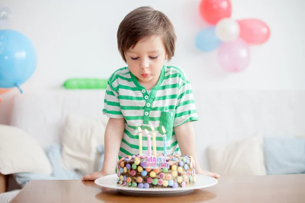 Hermoso adorable niño de cuatro años en camisa verde, celebrando —  Fotos de Stock