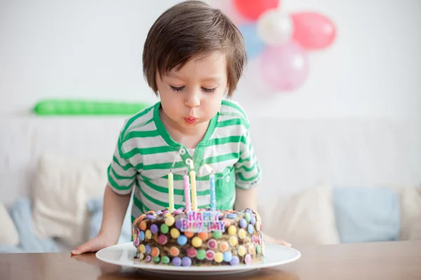 Όμορφη αξιολάτρευτο τεσσάρων χρονών αγόρι στο πράσινο πουκάμισο, γιορτάζει — Φωτογραφία Αρχείου