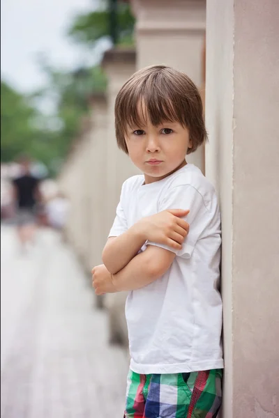 Portret van een jongetje boos — Stockfoto