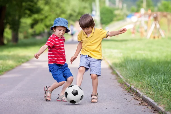 Due ragazzini carini, che giocano a calcio insieme, in estate — Foto Stock