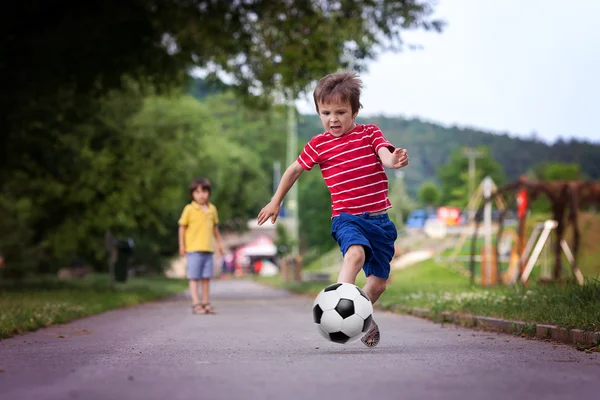 Dos lindos niños pequeños, jugando fútbol juntos, verano — Foto de Stock