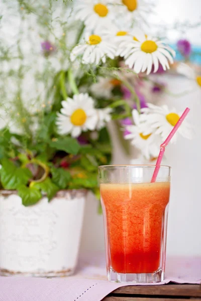 Erdbeere, Orange und Apfel frisch im Glas mit ausgekleidetem Strohhalm — Stockfoto