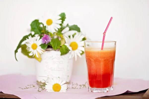 Erdbeere, Orange und Apfel frisch im Glas mit ausgekleidetem Strohhalm — Stockfoto