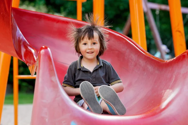 Crianças, brincando no playground, se divertindo — Fotografia de Stock