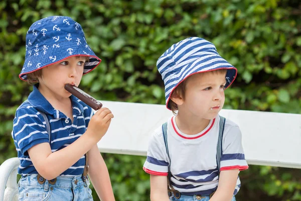 Happy kid jongen eten van ijs — Stockfoto