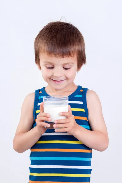 Lindo niño, bebiendo leche, sosteniendo un vaso de leche, bigotes — Foto de Stock