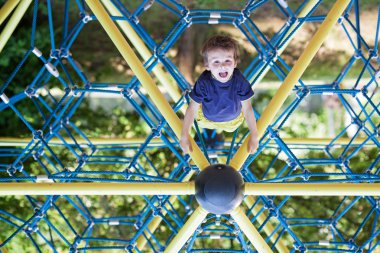 Baş aşağı asılı Bahçesi, tatlı çocuk 