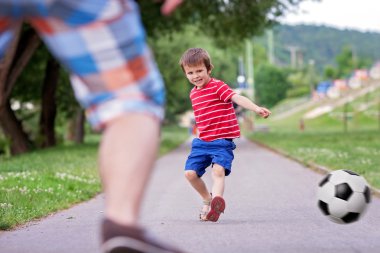 Birlikte futbol oynayan iki sevimli küçük çocuk, yaz