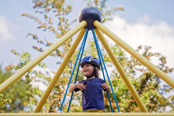 Doux garçon sur l'aire de jeux, jouer et profiter de l'enfance — Photo