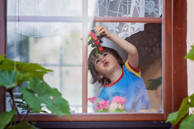 Uçak ile sabah erken oynarken küçük tatlı çocuğa