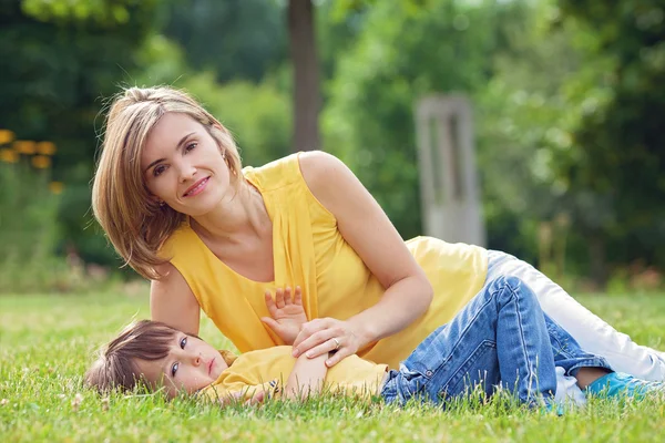 Young beautiful mom and her cute little boy, relaxing and having — 스톡 사진