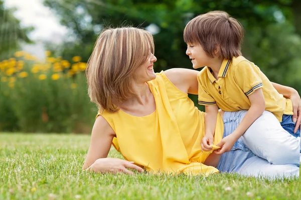 Joven hermosa mamá y su lindo niño, relajarse y tener — Foto de Stock