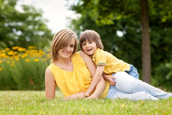 Young beautiful mom and her cute little boy, relaxing and having — 스톡 사진