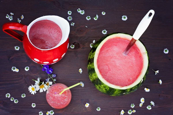 Frische Schüssel Wassermelonen trinken, trinken in einem Glas und etwas frisches — Stockfoto