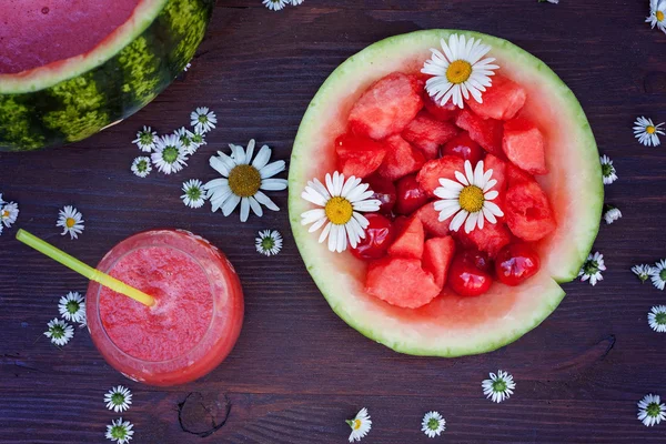 Semangkuk segar minuman semangka, minum dalam gelas dan beberapa segar — Stok Foto