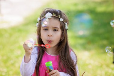 Güzel sabun bubb esen tatlı güzel küçük kız portresi