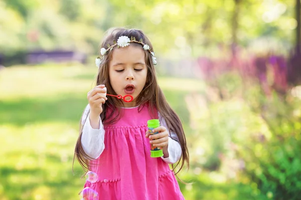 Retrato bonito de doce linda menina soprando sabão bubb — Fotografia de Stock