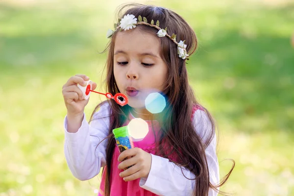 Mooi portret van zoete mooie meisje blazen zeep bubb — Stockfoto