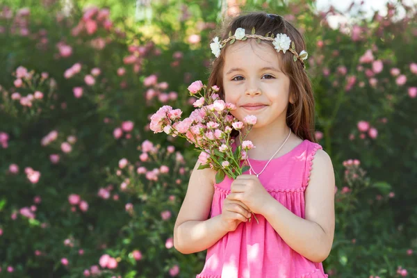 Ritratto di bella bambina con fiori di rose — Foto Stock
