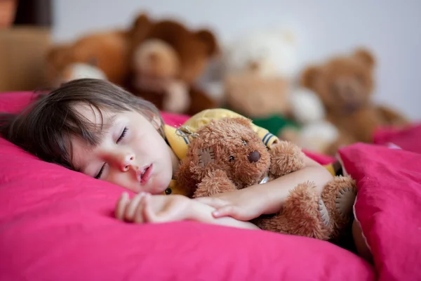 Lieve jongen, slapen in de namiddag met zijn teddybeer — Stockfoto