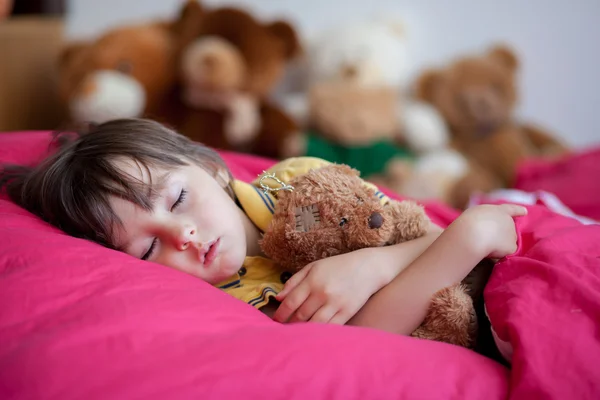 Tatlı küçük çocuk, onun oyuncak ayı ile öğleden sonra uyku — Stok fotoğraf