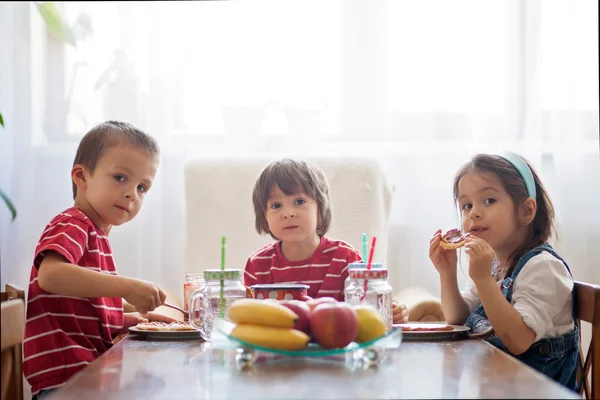 Tre glada barn, två bröder och lilla syster, att ha friska — Stockfoto