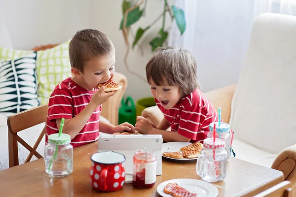 Dos niños felices, dos hermanos, desayunando saludablemente —  Fotos de Stock