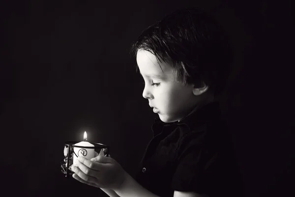 Маленький мальчик молится, ребенок молится, изолированный фон — стоковое фото