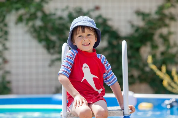 Söta lilla pojke, simma i stora poolen — Stockfoto