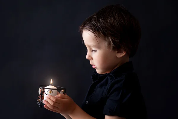 小男孩祷告，祷告的时候，孩子孤立背景 — 图库照片