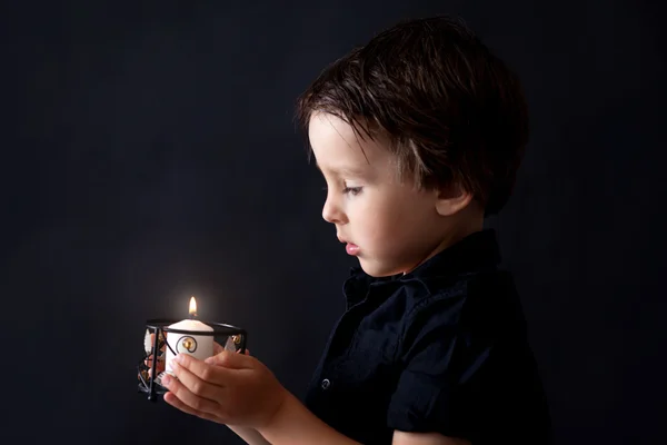 Liten pojke be, barn be, isolerade bakgrund — Stockfoto