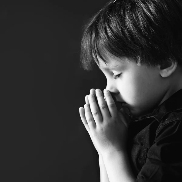 Petit garçon priant, enfant priant, fond isolé — Photo