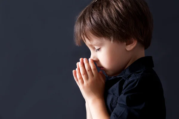 Menino orando, criança orando, fundo isolado — Fotografia de Stock